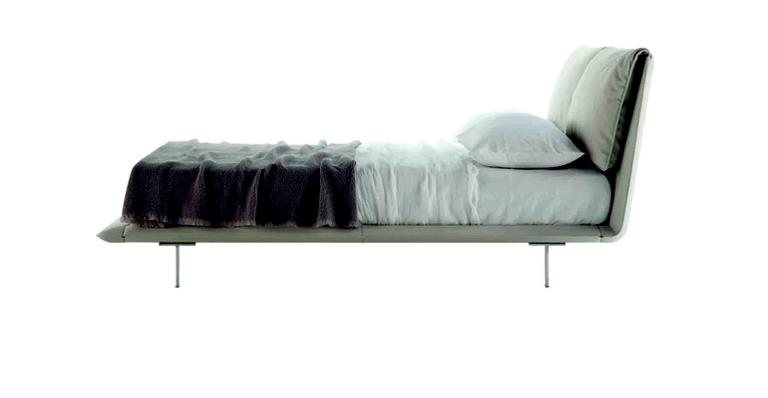 Cama revestida de couro com duas almofadas largas como encosto POLTRONA FRAU 11 3087-1234 [poltronafrau.com] - Divulgação