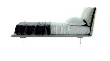 Cama revestida de couro com duas almofadas largas como encosto POLTRONA FRAU 11 3087-1234 [poltronafrau.com] - Divulgação