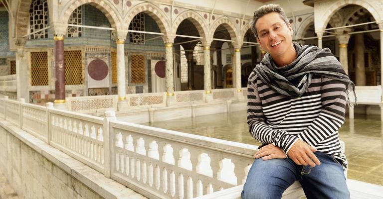 A beleza do Palácio Topkapi, com seus elementos da arte islâmica, impressiona o ator durante a visita em uma folga das gravações. - João Miguel Jr./Tv Globo