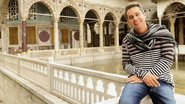 A beleza do Palácio Topkapi, com seus elementos da arte islâmica, impressiona o ator durante a visita em uma folga das gravações. - João Miguel Jr./Tv Globo