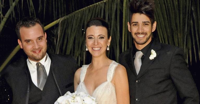 O astro da música nacional se emociona no casamento de Lucas Freitas, seu secretário, com Mariana Palos. Lua de mel adiada por causa do trabalho. - Aline Carneiro