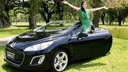 Feliz no namoro e com a peça Manual Prático da Mulher Desesperada, a bela atriz elogia o
conforto e a segurança do Peugeot 308 CC. - Renato Velasco