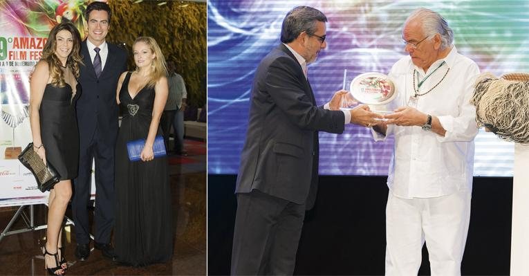 Na abertura da 9ª edição do Amazonas Film Festival, em Manaus, Carlos Casagrande
confraterniza com Gisele Fraga e Luciana Vendramini. Robério Braga homenageia o cineasta Zelito Viana. - Samuel Chaves