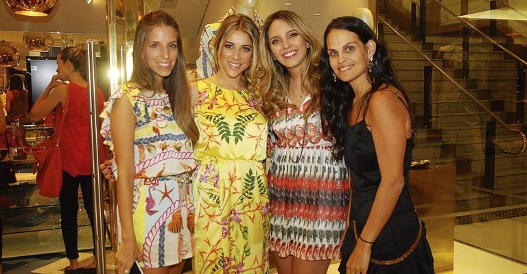 Stella Jacintho, Mica Rocha, Lelê Saddi e Luciana Faria Belli confraternizam em lançamento de grife, em SP. - -