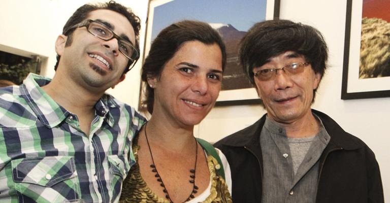 Em SP, o fotógrafo Ulisses Matandos é felicitado por Anna Guerra e Takashi Fukushima no coquetel de abertura de sua exposição. - -