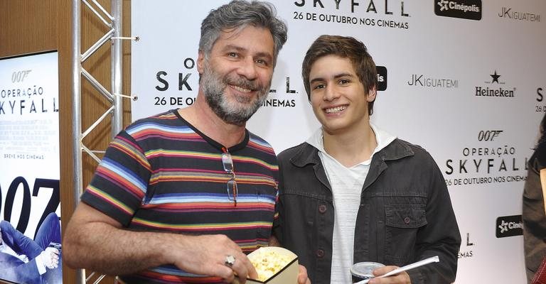 O ator Leopoldo Pacheco, com o herdeiro, Frederico, prestigia première do filme 007 – Operação Skyfall, em shopping de São Paulo. - -