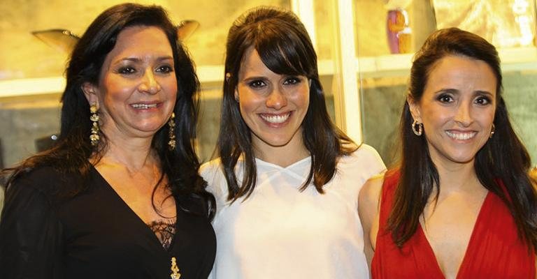 Paula Balducci de Oliveira e Alessandra Ferraz (nas pontas) recebem em láurea da ONG Autismo & Realidade, na capital paulista, a atriz Fernanda Pontes. - -