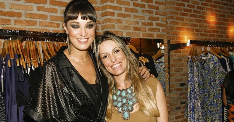 A DJ e stylist Lara Gerin confere as novidades fashion do espaço de moda de Carolina Faggion, em SP. - -