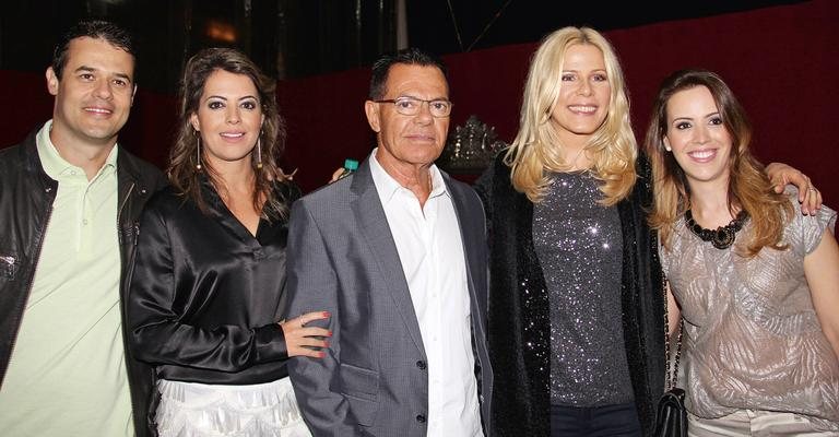 Paula Toller faz show em evento de shopping de Goiânia e é tietada por Alessandra Louza Resende, com o pai, Lourival, e a irmã Emmanuele, com o marido, Salvador Neto. - -