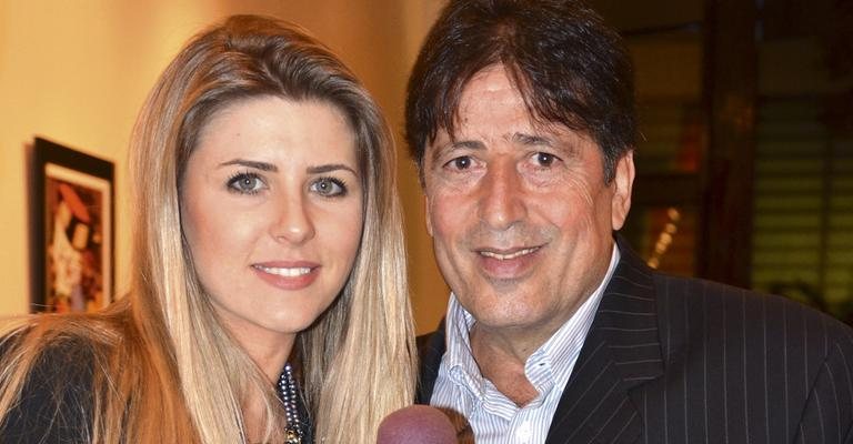 Em São Paulo, a bela apresentadora Íris Stefanelli dá entrevista a Surrey Youssef, da atração da Net e TVA. - -