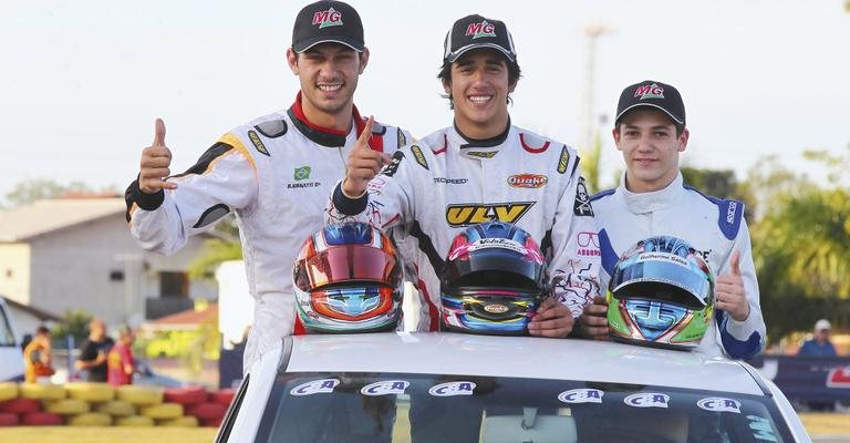 Gaetano Di Mauro (ao centro) vence o Campeonato Brasileiro de Shifter Kart com Bruno Grigatti, 2º lugar, e Guilherme Salas, 3º, em SC. - -