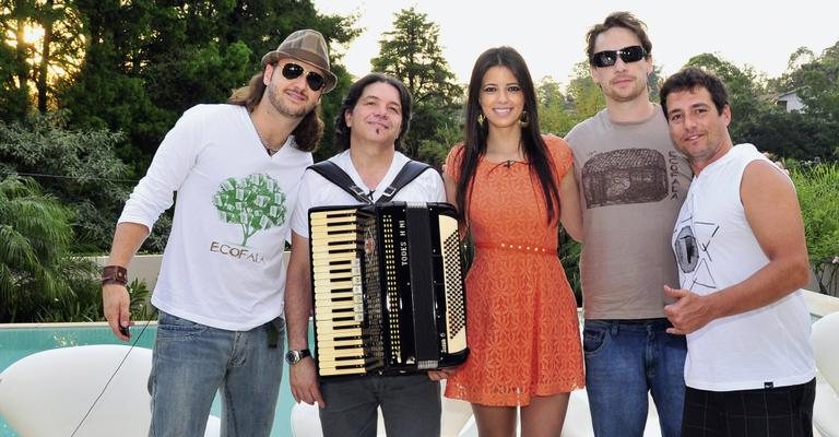 Tato, Valdir, Alemão e Dézinho, da banda Falamansa, falam a Stephanie Junqueira na atração da RedeTV! e Gazeta, em São Paulo. - -