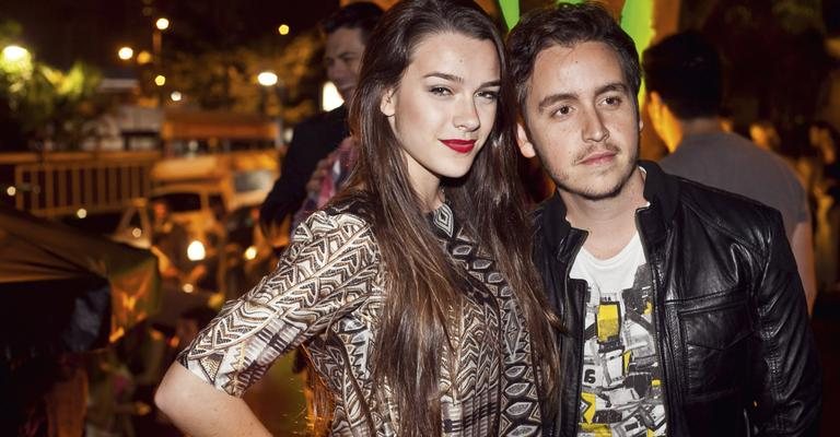 O casal Mariana Molina e Wagner Santisteban aplaude show do sertanejo... - -