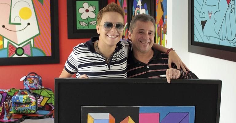 Maria Gadú visita o Studio de Arte Robson Britto, em SP, e ganha quadro do artista plástico André Galvão, para sua coleção pessoal. - -