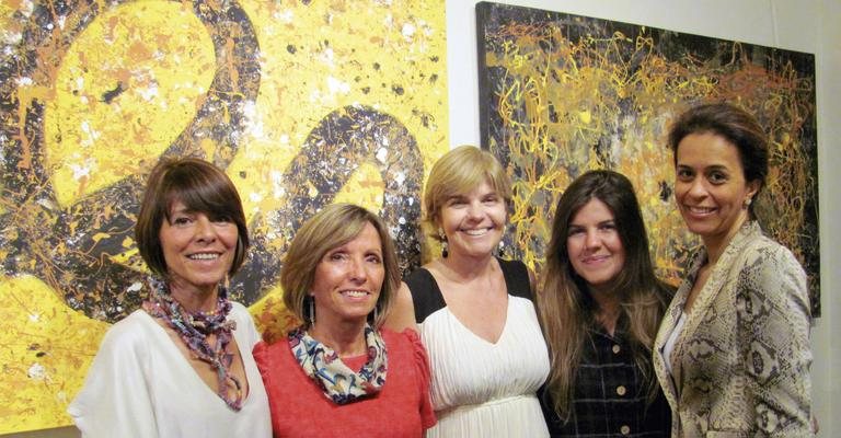 Christina Cocicov, Stella Gomide, Rachel Bratfisch, com a sua filha Karla, e Rosangela  Oliveira prestigiam o vernissage da mostra de arte, em SP. - -