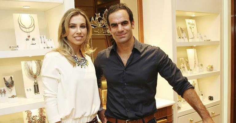 Em Campinas, no interior de SP, a designer de bijoux de luxo Camila Klein inaugura loja em shopping com o marido e sócio, Luiz Fernando La Selva. - -