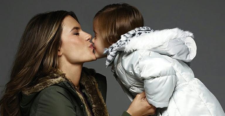 Anja, filha de Alessandra Ambrosio, faz ensaio ao lado da mãe - Divulgação