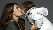 Anja, filha de Alessandra Ambrosio, faz ensaio ao lado da mãe - Divulgação