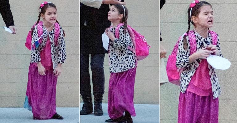 Suri Cruise faz caras engraçadas em volta de escola, nos Estados Unidos - The Grosby Group