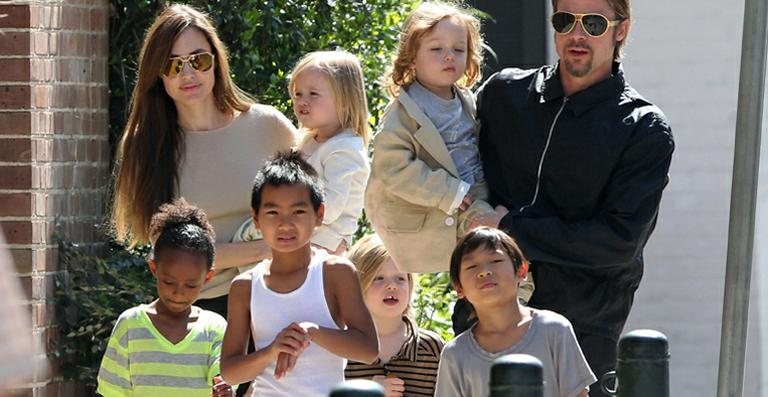 Angelina Jolie e Brad Pitt com os filhos - Grosby Group