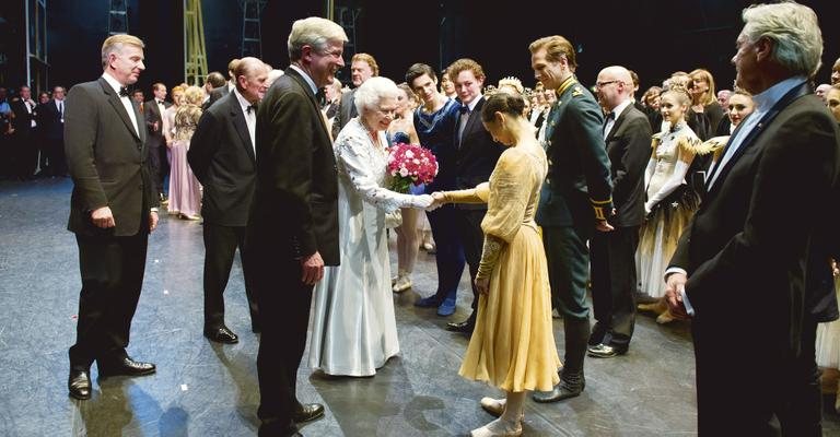 A monarca britânica faz questão de cumprimentar Roberta após gala no Royal Opera House, em Londres. - Divulgação/Bill Cooper, Canetty-Clarke e Steven Mcrae