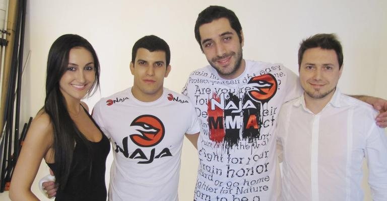 O atleta de MMA Felipe Sertanejo e seu empresário, Diego Lima, ambos ao centro, fecham contrato com marca voltada para lutadores, representada por Marcella Maldonado e Pascarelli, SP. - -