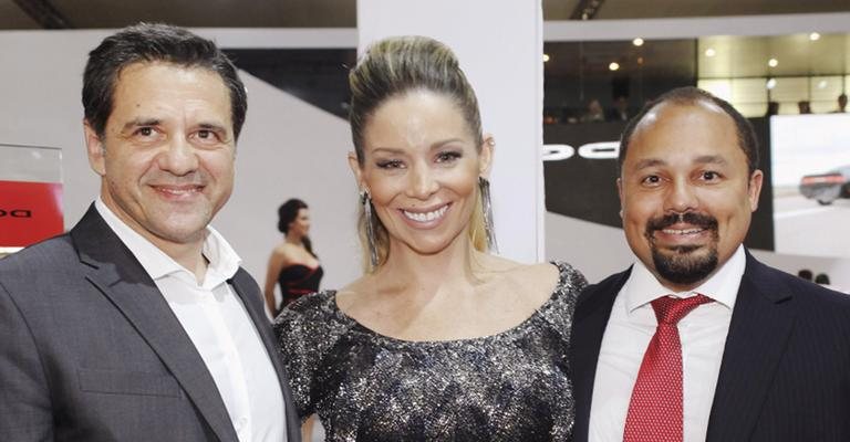 Em SP, Sergio Ferreira e Luiz Tambor recebem a atriz Danielle Winits na avant première de montadora, durante o evento automotivo. - -