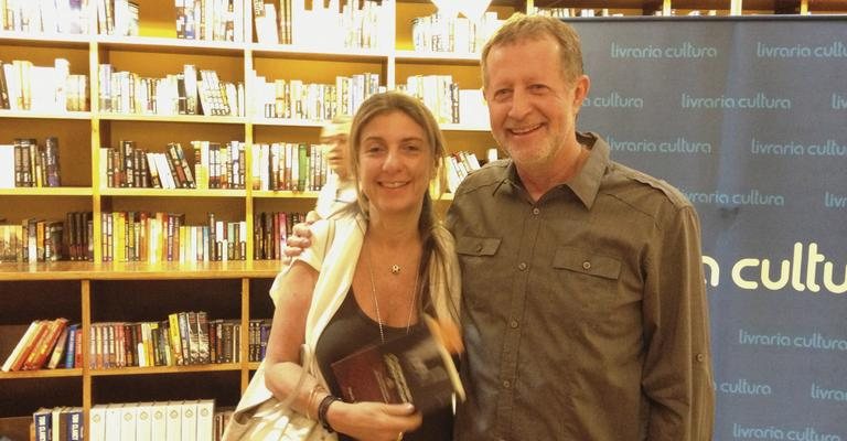 Em livraria de SP, Mary Nigri confere lançamento do livro de Marcio Pitliuk. - -