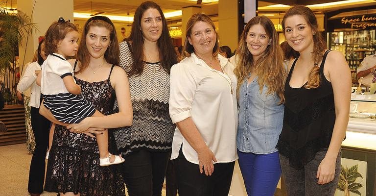 Suva Albuquerque, de branco, inaugura quiosque em shopping de SP com as filhas Marina, com a sobrinha Maria Antonia, Maria Cury, mãe da menina, Lucia e Luiza. - -