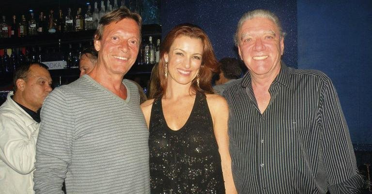 Gisele Pizzato comemora seus 39 anos com os amigos Fabio Porchat e Carlos Bratke, em sua residência, SP. - -