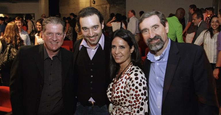 Os sócios Eduardo Jacsenis e Paulo Gabriel conferem a inauguração do Teatro MuBE Nova Cultural, com Renata Junqueira e Jorge Landmann, do MuBE. - -