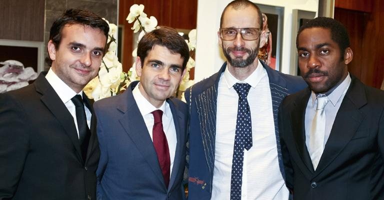 Os executivos Franck Juhel e Jérôme Lambert recebem o apresentador Cazé Peçanha e o ator Lázaro Ramos na abertura de loja de relojoaria suíça em shopping de SP. - -