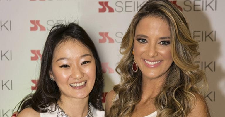 Cristina Han recebe Ticiane Pinheiro na flagship store da marca dela, em SP. - -