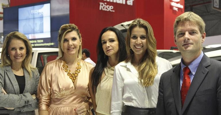 Em SP, a RP de montadora Patrícia Marcondes confere estande criado pelas designers Maria Claudia Mastrangello e Mônica Seabra, com a gerente de marketing Érika Domingos e o diretor Jean Anwandter. - -