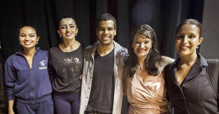 O nadador paralímpico Andre Brasil saúda as bailarinas Aldenice Moreira, Geyza da Silva, Fernanda Bianchini e Gisele Dantas, SP. - -