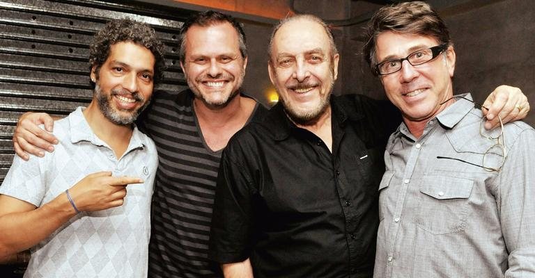 No Rio, o diretor Estevão Ciavatta felicita o ator Leonardo Franco pelos cinco anos de seu teatro, o Solar de Botafogo, prestigiado também pelos amigos Luiz Carlos Miele e Jairo de Sender. - -