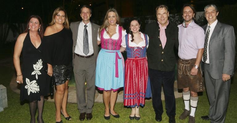 Laila Dezen, 5ª da esq. p/ dir., e seus pais, Cristina e Carlos Dezen, nas pontas, celebram com Sheila Tedesco, Martin Langewellpott, Madelon Tedesco, Matthias von Kummer e o cantor Dias lançamento de festa alemã em São Paulo. - -