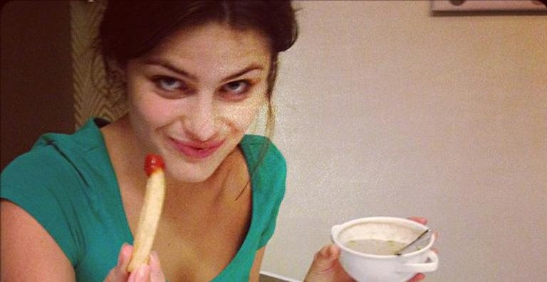 Isabeli Fontana e sua porção de batatas fritas: 'Às vezes como trash food", disse a modelo - Reprodução / Instagram