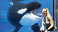 Encantada, Eliana recebe o chamego da baleia Shamu. - Marco Pinto/Savona