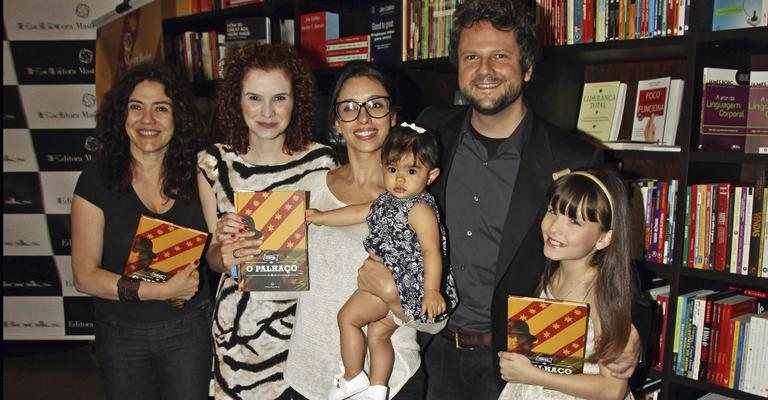 Martha Meola, Bruna Chiaradia, Maira Chasseroux, com a filha, Laura, Selton Mello e Larissa Manoela no lançamento do livro que retrata o filme O Palhaço. - Manuela Scarpa