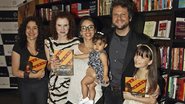 Martha Meola, Bruna Chiaradia, Maira Chasseroux, com a filha, Laura, Selton Mello e Larissa Manoela no lançamento do livro que retrata o filme O Palhaço. - Manuela Scarpa