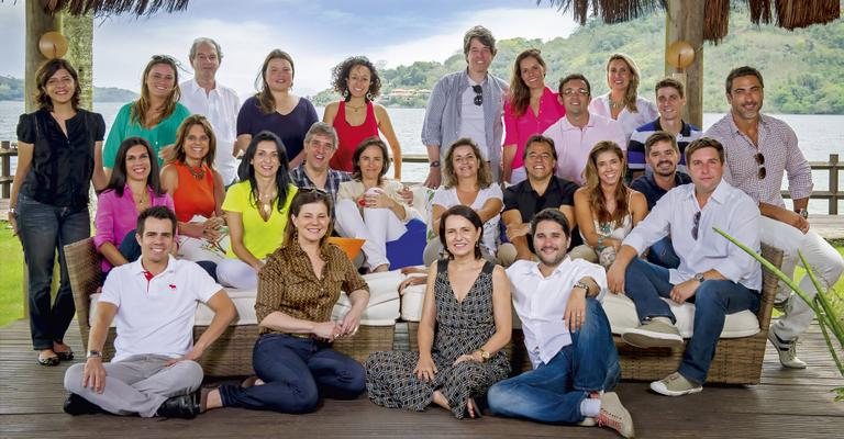 Em pé, Cristina Bezamat, Flávia Santoro, Mario Wrobel, Paloma Yamagata,Dani Parreira; sentados, Roseli Müller, Jóia Bergamo, Claudia Brassaroto,Bernardo Schor e Gisele Taranto; à frente, Luís Fernando Amorim e Paula Neder. Em pé, Guilherme Osborne, - Cadu Pilotto, Cesar Alves e Fernando Lemos