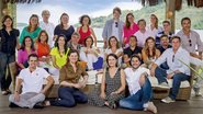 Em pé, Cristina Bezamat, Flávia Santoro, Mario Wrobel, Paloma Yamagata,Dani Parreira; sentados, Roseli Müller, Jóia Bergamo, Claudia Brassaroto,Bernardo Schor e Gisele Taranto; à frente, Luís Fernando Amorim e Paula Neder. Em pé, Guilherme Osborne, - Cadu Pilotto, Cesar Alves e Fernando Lemos