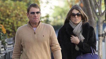 Liz Hurley e Shane Warne - Splash News