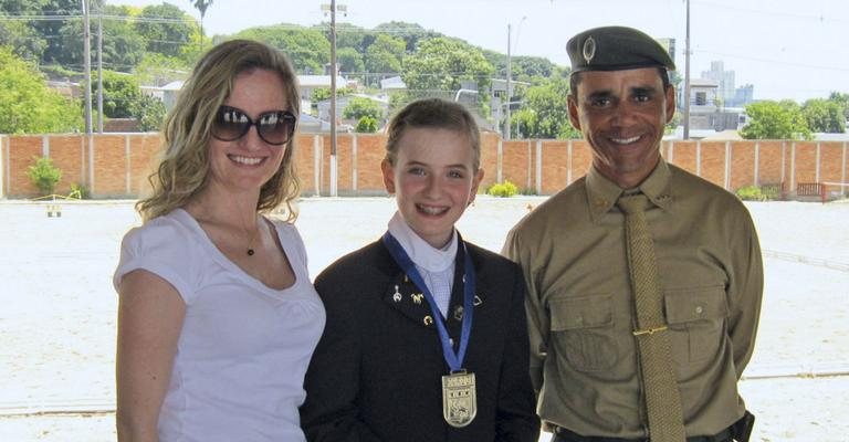 Em Porto Alegre, Júlia Reinheimer Daiello celebra a conquista na categoria minimirim entre a sua mãe, Márcia Reinheimer, e o tenente Isaías de Oliveira Filho. - -