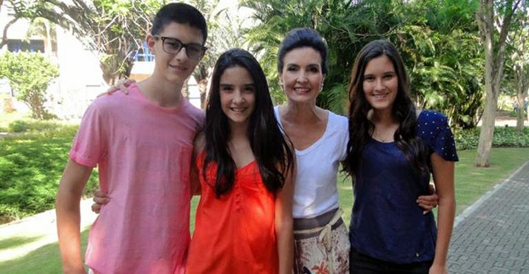 Fátima Bernardes com os filhos Vinícius, Laura e Beatriz - Reprodução / TV Globo