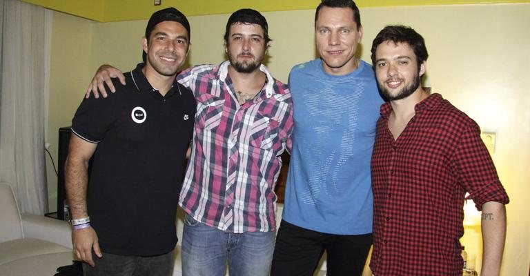 Na Costa do Sauípe, Marcus Buaiz e Mac Chriesler prestigiam o DJ holandês Tiësto, felicitado também pelo produtor Theo Van Der Loo. - -