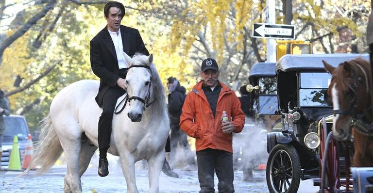 Colin Farrell filma em cima de um belo cavalo branco pelas ruas de Nova York, Estados Unidos - The Grosby Group