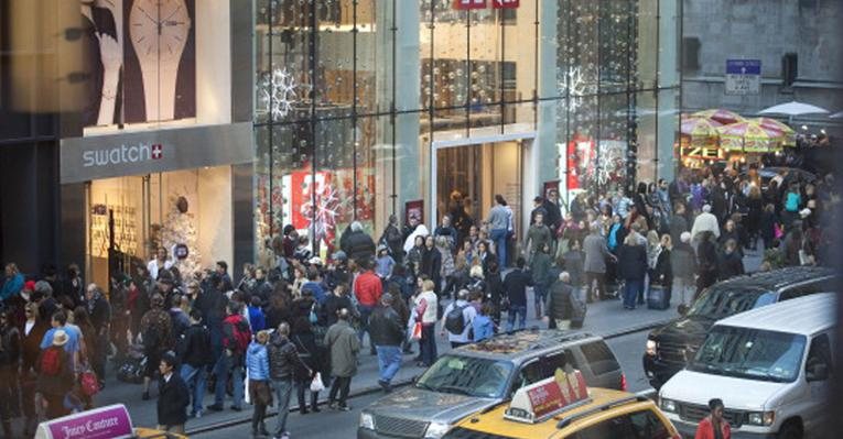 Em Nova York, as pessoas fazem filas nas calçadas da famosa Quinta Avenida para aproveitar as liquidações da Black Friday - Getty Images