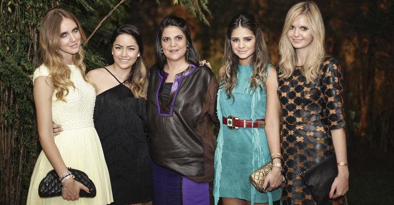 A blogueira Chiara Ferragni e a empresária de moda Luciana Tranchesi vão à festa de lançamento do site de compras da designer de calçados e acessórios Luiza Barcelos, em SP, com as também blogueiras Thássia Naves e Jessica Stein. - -